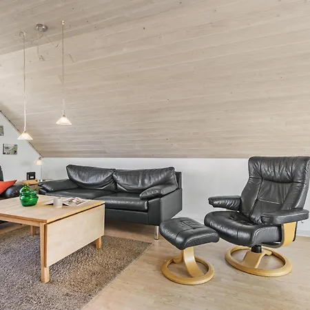 4 Bedroom Stunning In בית נופש Fanø